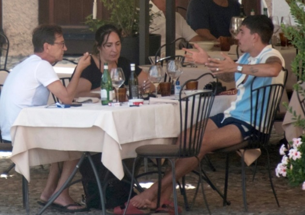 Hector Bellerin spotted with cigarette hanging out of mouth as Arsenal star goes on Lake Como holiday with parents - Bóng Đá