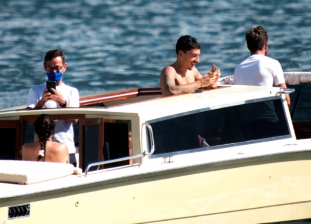 Hector Bellerin spotted with cigarette hanging out of mouth as Arsenal star goes on Lake Como holiday with parents - Bóng Đá