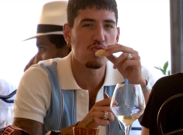 Hector Bellerin spotted with cigarette hanging out of mouth as Arsenal star goes on Lake Como holiday with parents - Bóng Đá