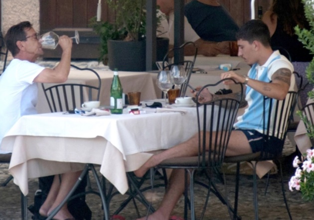 Hector Bellerin spotted with cigarette hanging out of mouth as Arsenal star goes on Lake Como holiday with parents - Bóng Đá