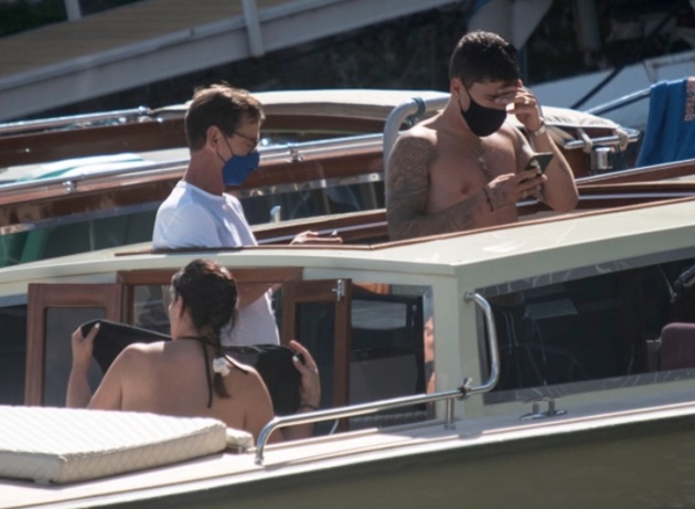 Hector Bellerin spotted with cigarette hanging out of mouth as Arsenal star goes on Lake Como holiday with parents - Bóng Đá