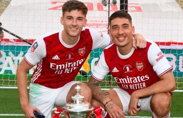 Hector Bellerin spotted with cigarette hanging out of mouth as Arsenal star goes on Lake Como holiday with parents - Bóng Đá