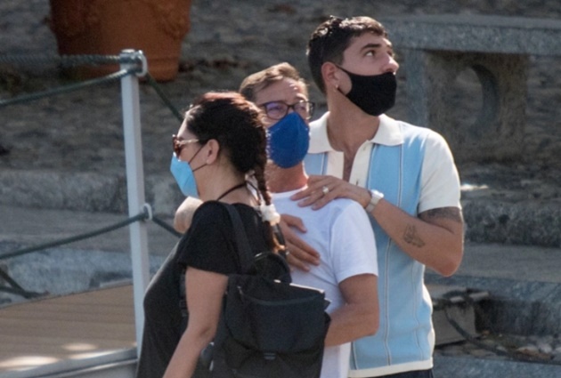 Hector Bellerin spotted with cigarette hanging out of mouth as Arsenal star goes on Lake Como holiday with parents - Bóng Đá