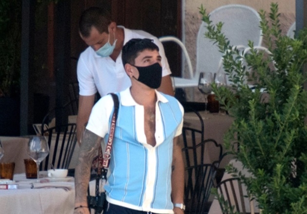 Hector Bellerin spotted with cigarette hanging out of mouth as Arsenal star goes on Lake Como holiday with parents - Bóng Đá