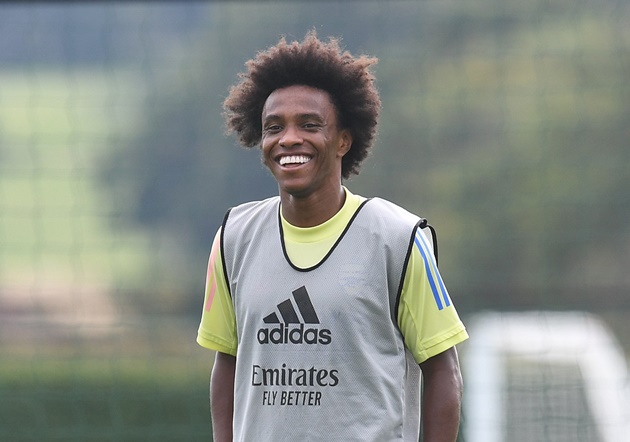1 người Brazil khác là Willian lọt vào ống kính máy quay với nụ cười rạng rỡ.