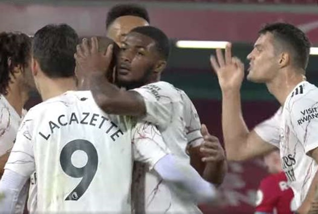 Granit Xhaka's livid reaction to Alexandre Lacazette's Anfield goal - Bóng Đá