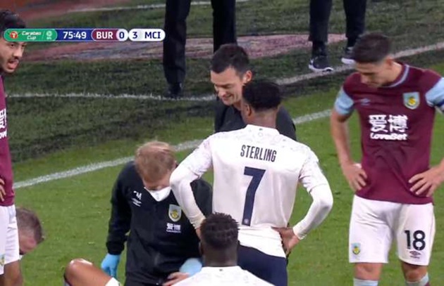  Raheem Sterling receives a rollocking from Sean Dyche following rough challenge - Bóng Đá