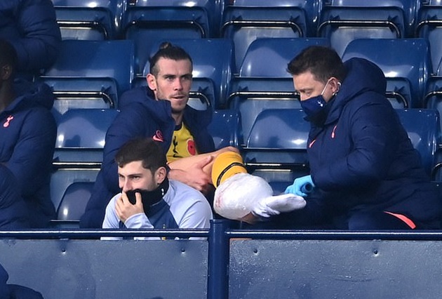 Gareth Bale spotted with ice on his ankle in injury worry for Tottenham - Bóng Đá