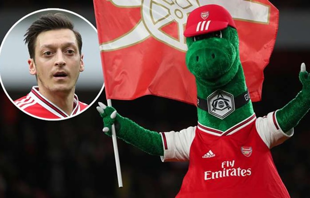 Ozil responds as Gunnersaurus returns to Arsenal - Bóng Đá