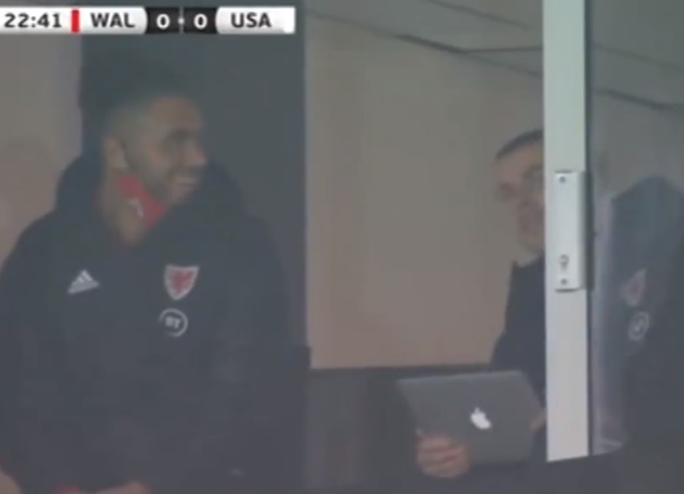 Gareth Bale pictured with MacBook as Wales face USA  - Bóng Đá