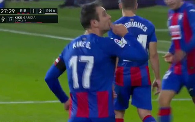 Kike Garcia points to the stands to tell his own TEAM-MATE to shut up instead of celebrating screamer against Real Madrid - Bóng Đá