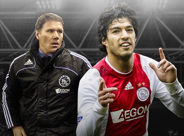 Chỉ trong vòng 2 năm đầu tại Ajax, Suarez đã làm việc với 3 ông thầy, bao gồm Henk ten Cate (7 bàn và 5 kiến tạo qua 12 trận), Adrie Koster (15 bàn và 9 kiến tạo qua 32 trận) và Marco van Basten (28 bàn và 19 kiến tạo qua 43 trận).