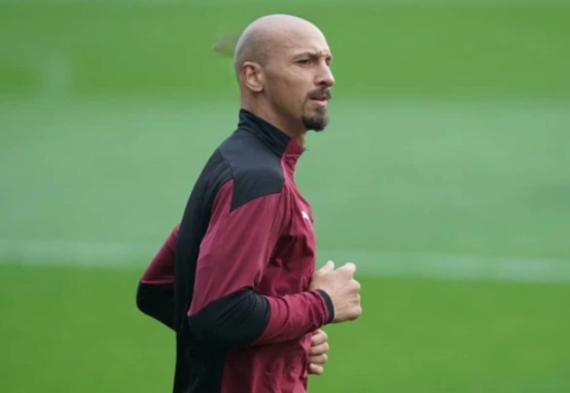 Zlatan Ibrahimovic reveals dramatic bald look but fans suspect AC Milan star is faking shaved head - Bóng Đá