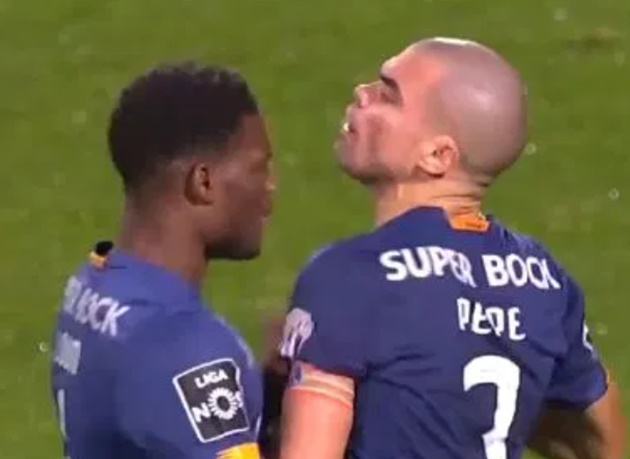Pepe’s furious bust-up with OWN Porto team-mate as ref and players forced to separate pair - Bóng Đá
