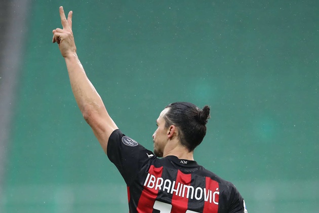 Ibra looked at the grandstand where the Milan management sit and made a “2” sign followed by a +1 - Bóng Đá