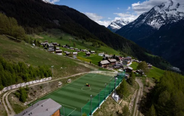 Weirdest football stadiums in the world including a castle, a shopping mall, one with train track and a floating pitch - Bóng Đá