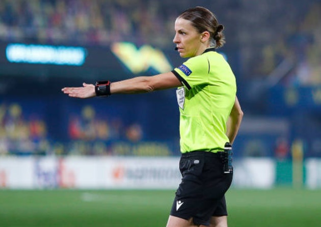 Watch hilarious moment confused pizza delivery kid turns up at Molde clash with Hoffenheim in middle of match - Bóng Đá