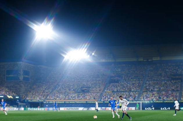 Watch hilarious moment confused pizza delivery kid turns up at Molde clash with Hoffenheim in middle of match - Bóng Đá