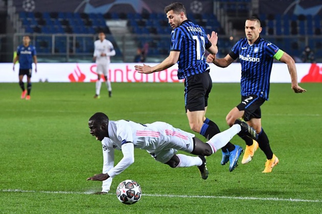 Tình huống Atalanta bị thiệt quân.