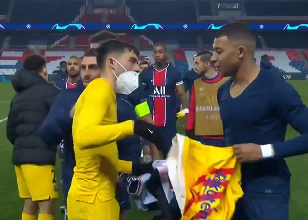 Kylian Mbappe and 18-year-old Pedri swap shirts after PSG vs. Barcelon - Bóng Đá