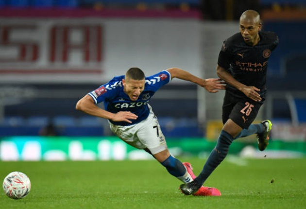 Fernandinho thúc cùi chỏ Richarlison - Bóng Đá