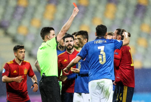Three red cards in a minute as it all kicks off between Spain and Italy U21s – Barcelona’s Mingueza receives a straight red - Bóng Đá