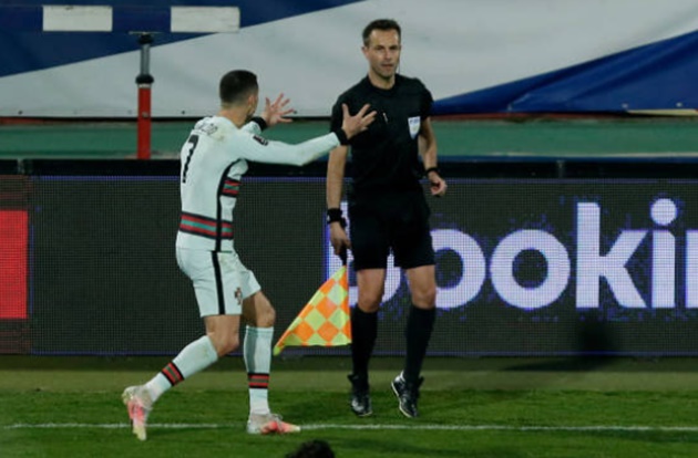 Watch Cristiano Ronaldo throw away Portugal armband in disgust as late winner is incredibly not given against Serbia - Bóng Đá