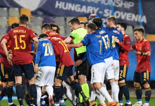 Three red cards in a minute as it all kicks off between Spain and Italy U21s – Barcelona’s Mingueza receives a straight red - Bóng Đá