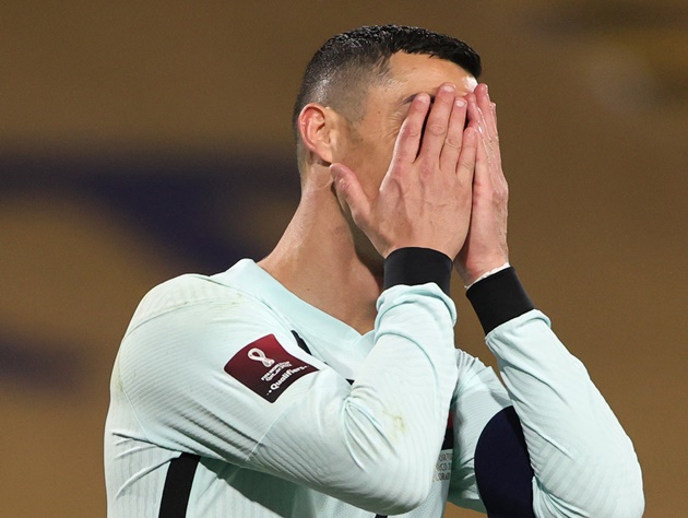 Watch Cristiano Ronaldo throw away Portugal armband in disgust as late winner is incredibly not given against Serbia - Bóng Đá