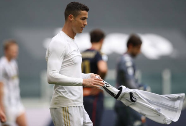 Ronaldo's shirt-throwing reaction in Juventus' win over Genoa explained - Bóng Đá