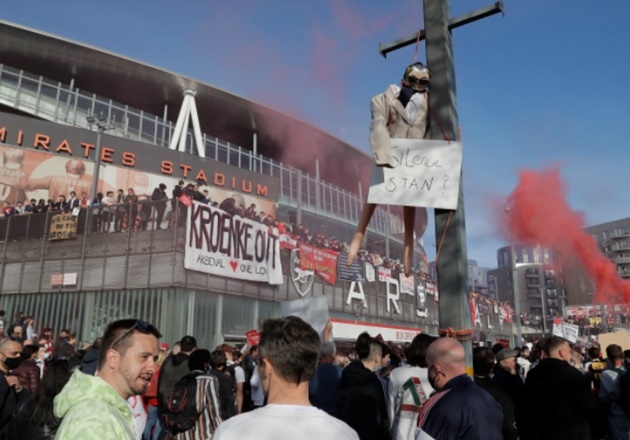 Arsenal fans HANG EFFIGY and call on Stan Kroenke to quit as thousands protest outside Emirates as police intervene - Bóng Đá