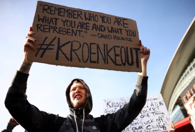 Arsenal fans HANG EFFIGY and call on Stan Kroenke to quit as thousands protest outside Emirates as police intervene - Bóng Đá