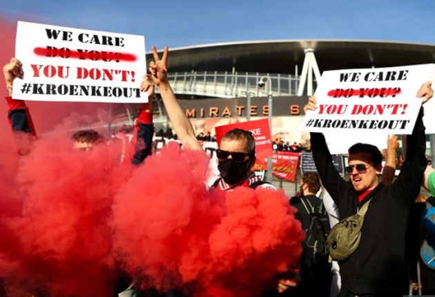 Arsenal fans HANG EFFIGY and call on Stan Kroenke to quit as thousands protest outside Emirates as police intervene - Bóng Đá
