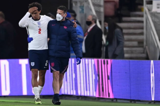 Trent Alexander-Arnold limps off late on against Austria as England suffer major injury blow in 1-0 friendly win - Bóng Đá