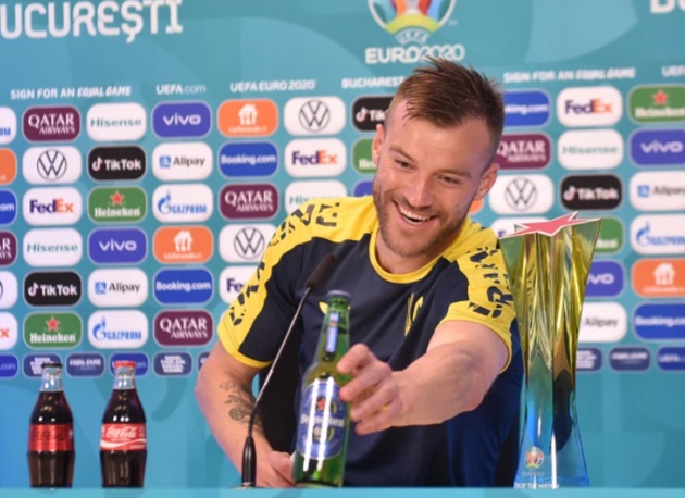 ‘Contact me!’ – Andriy Yarmolenko and Harry Kane give Coca-Cola some love after Cristiano Ronaldo snub - Bóng Đá