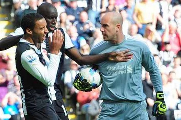 'He wanted to kill me!' - Defender opens up on infamous clash with Liverpool keeper Pepe Reina - Bóng Đá