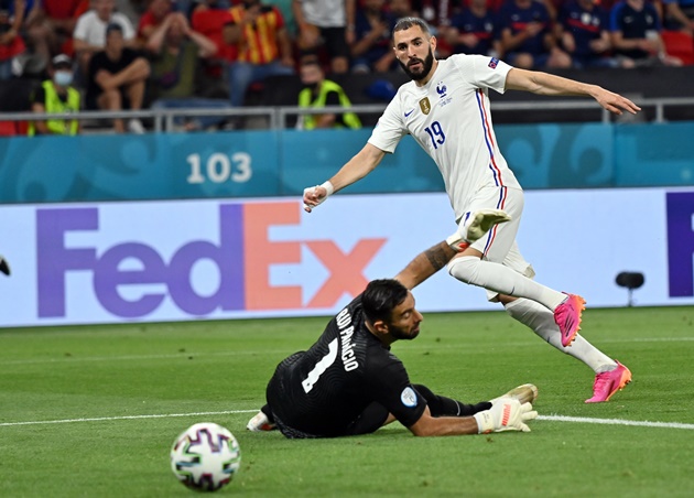 Benzema lập cú đúp tung lưới Bồ Đào Nha.