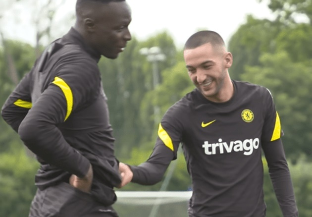 ‘Too much kebab!’ – Hakim Ziyech teases Chelsea teammate Edouard Mendy in pre-season training - Bóng Đá