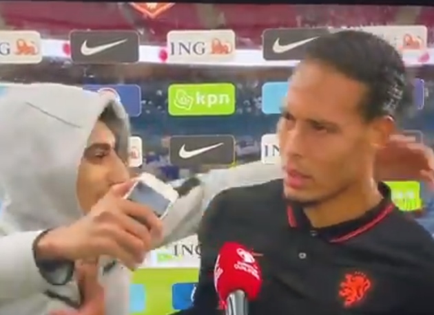 Virgil van Dijk shoves fan away in post-match interview after Netherlands’ draw with Norway - Bóng Đá