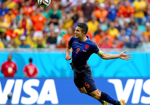 Quả đánh đầu thành bàn nổi tiếng của Van Persie 7 năm về trước.