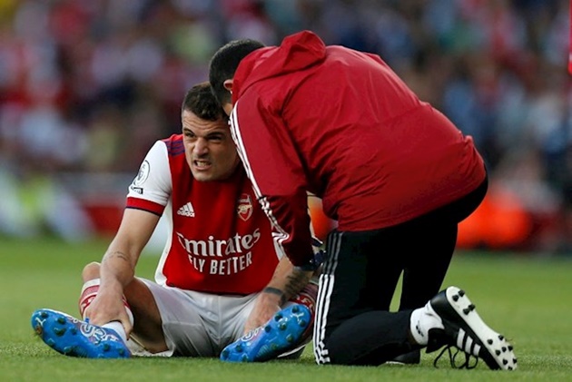 Granit Xhaka: Arsenal boss Mikel Arteta hopeful midfielder will avoid surgery after knee injury in north London derby - Bóng Đá