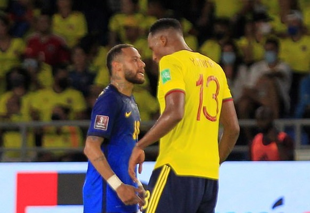 Brazil star Neymar appears to try and KISS Colombia centre back Yerry Mina after pair clash during goalless World Cup qualifier on Sunday night - Bóng Đá