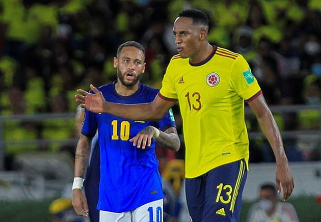Brazil star Neymar appears to try and KISS Colombia centre back Yerry Mina after pair clash during goalless World Cup qualifier on Sunday night - Bóng Đá