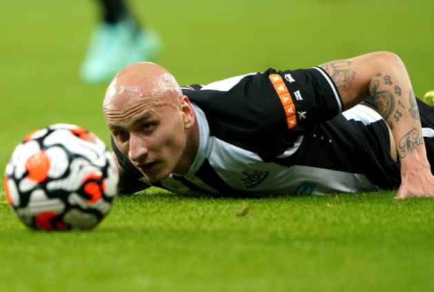 Jonjo Shelvey nervously glances up at club’s new owners after sending off vs. Spurs - Bóng Đá