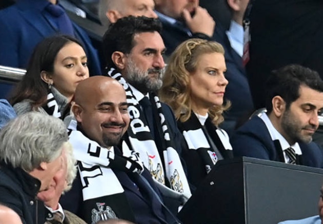 Jonjo Shelvey nervously glances up at club’s new owners after sending off vs. Spurs - Bóng Đá