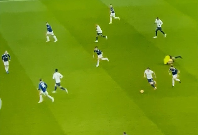 Kalvin Phillips hilariously takes out referee Andre Marriner during Tottenham v Leeds - Bóng Đá