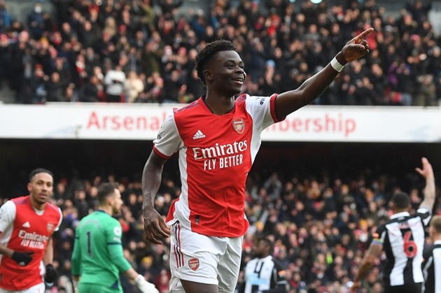 Garth Crooks has told that it is “only a matter of time” for Arsenal wonderkid Bukayo Saka to be handed the captain’s armband. - Bóng Đá
