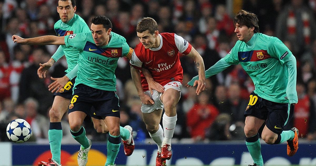 Wilshere tranh bóng với Xavi và Messi.