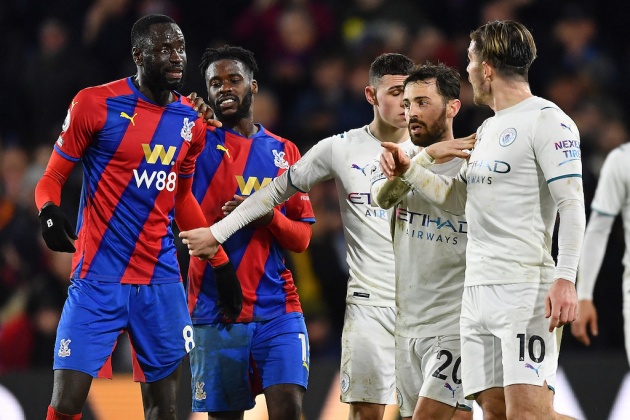 Nhà đương kim vô địch chỉ còn hơn đối thủ bám đuổi là Liverpool vỏn vẹn 1 điểm.