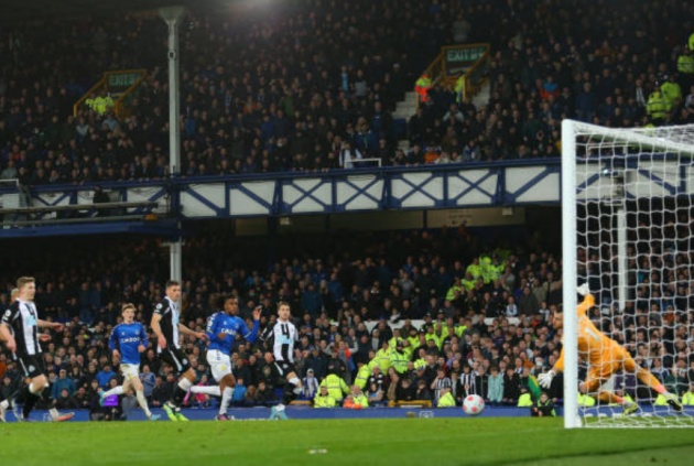 Everton thắng Newcastle, CDV zô sân khoá cổ - Bóng Đá
